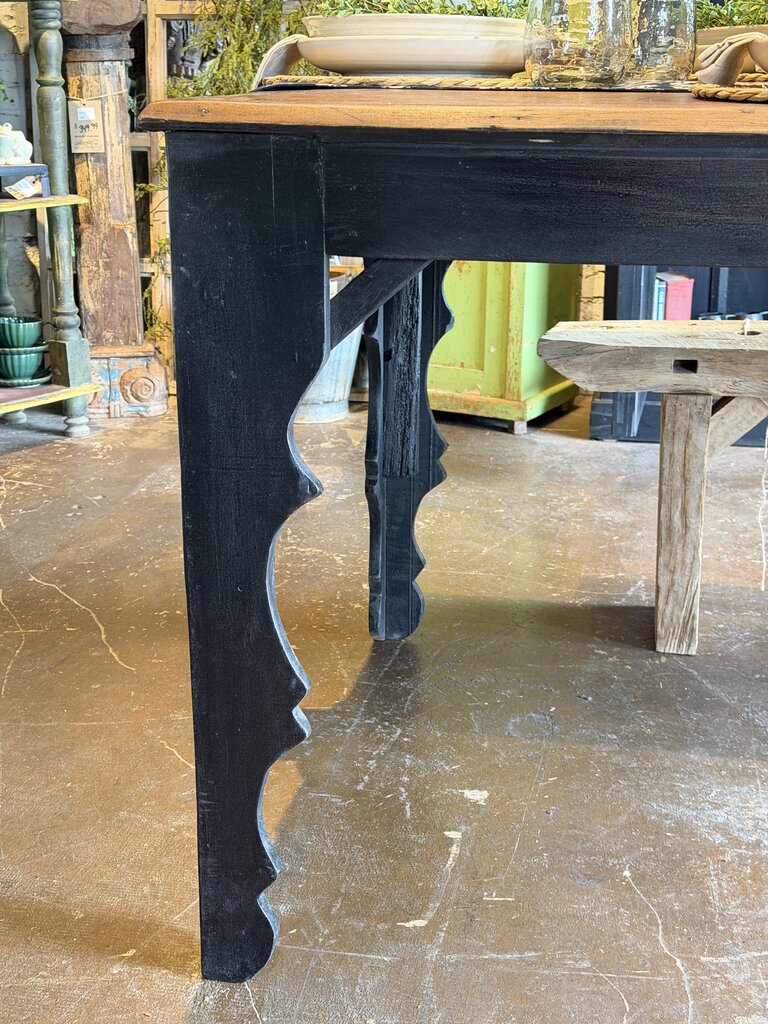 Stunning Wooden Black Leg Table