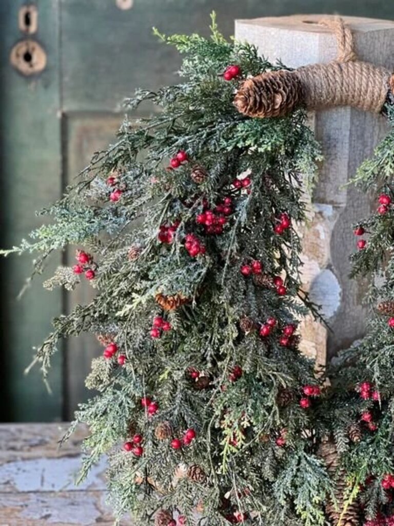 Divinity Berry Hanging Wreath- 28"