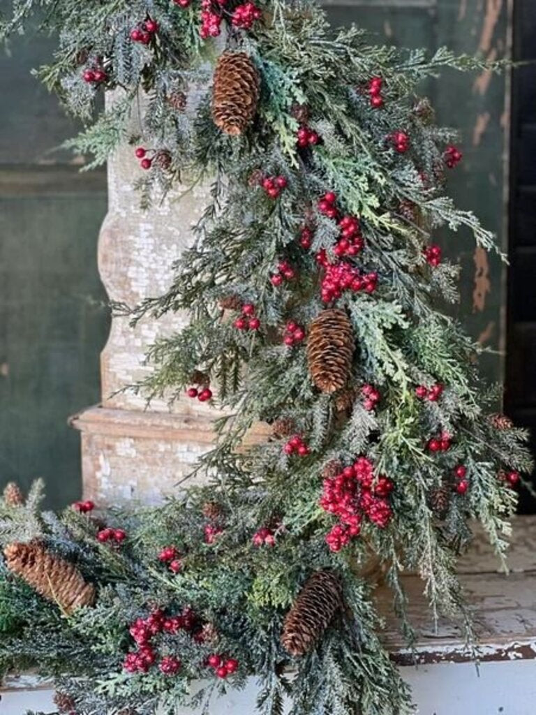 Divinity Berry Cedar Garland - 5'