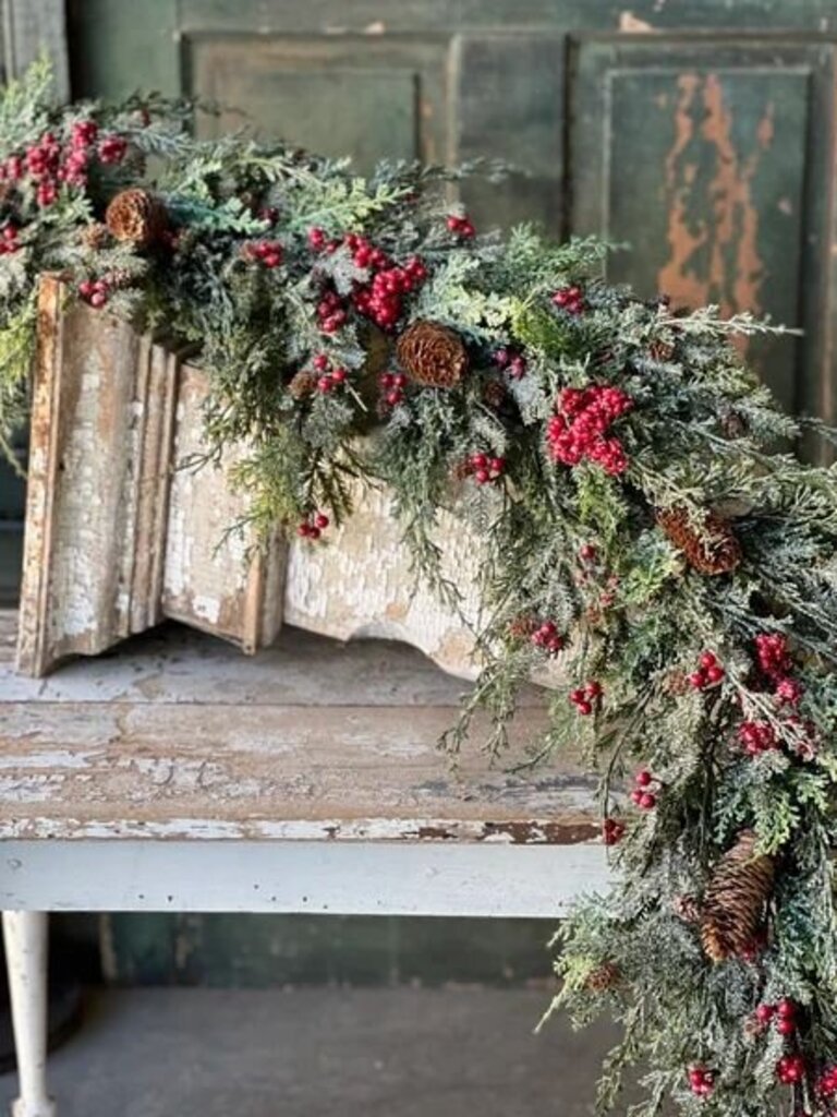 Divinity Berry Cedar Garland - 5'