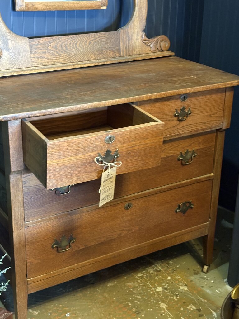 Beautiful Chest of Drawers with Mirror