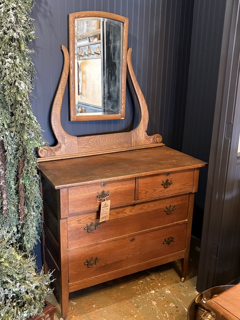 Beautiful Chest of Drawers with Mirror