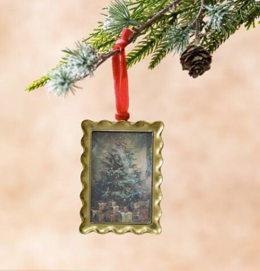Scallop Ornament Frame